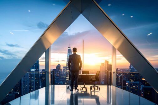 KI im Marketing: Werkzeug zur Kundenbindung für KMUs: Unternehmer steht in seinem Büro. Das Büro ist verglast und öffnet einen Blick auf eine futuristische Stadt.