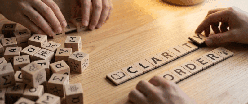 Scrabblebuchstaben als Symbole für das Übersetzen komplexer Inhalte